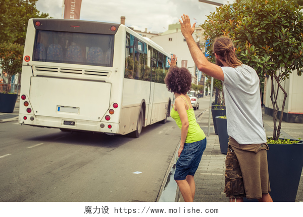公交车站向公交车挥手的年轻人公交车上的朋友挥手告别的年轻夫妇